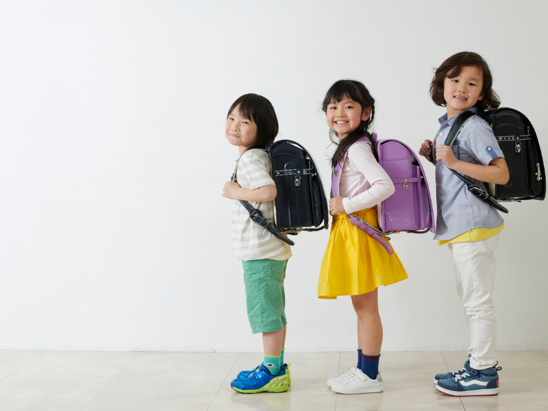 ランドセルを背負った小学生の子どもたち。翌日の準備を楽しむイメージ