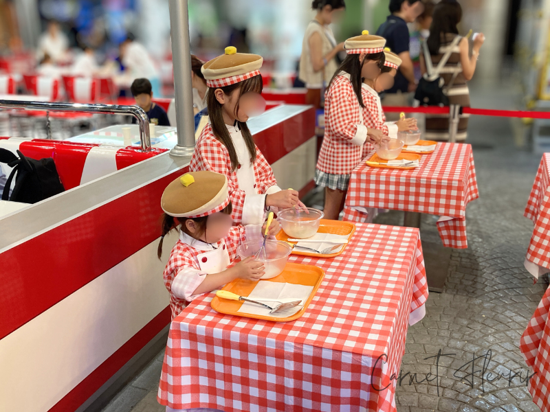 カンドゥー幕張でのお菓子作り体験。子どもたちがシェフ帽をかぶって調理中