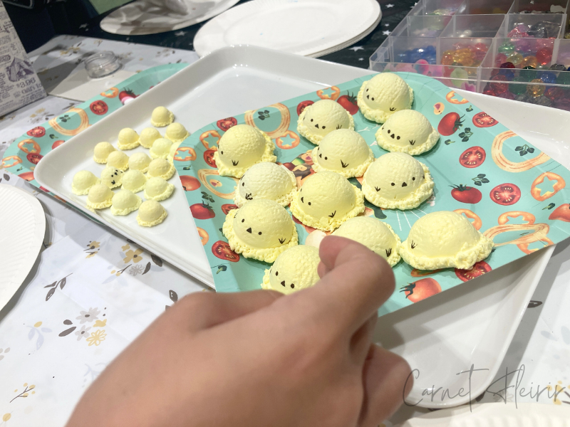 ワークショップで使うトッピングのシマエナガアイス。