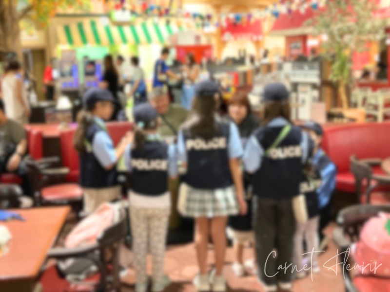 カンドゥー幕張の館内。警察官体験中の子どもたちと、多くの来場者でにぎわう様子（画像は全体にぼかし加工済み）