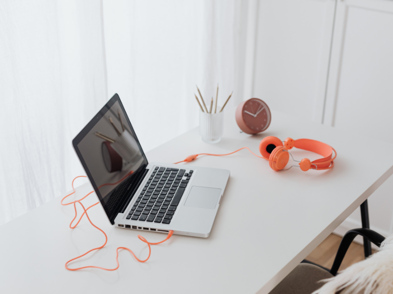 YouTubeのアレンジ音源を参考にしながら楽譜を作成している作業風景イメージ画像