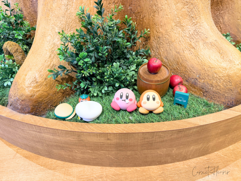 店内にあるウィスピーウッズの下にいる、カービィとワドルディのディスプレイ。