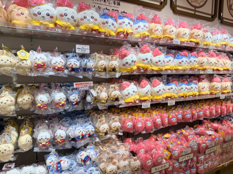 ちいかわ・ハチワレ・うさぎのマスコットやぬいぐるみがずらりと並ぶ商品棚
