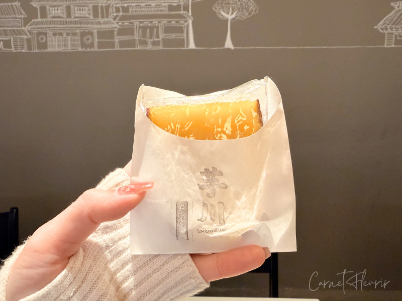 実際に購入したやきいも（ねっとり）。イートインスペースを背景にしている。