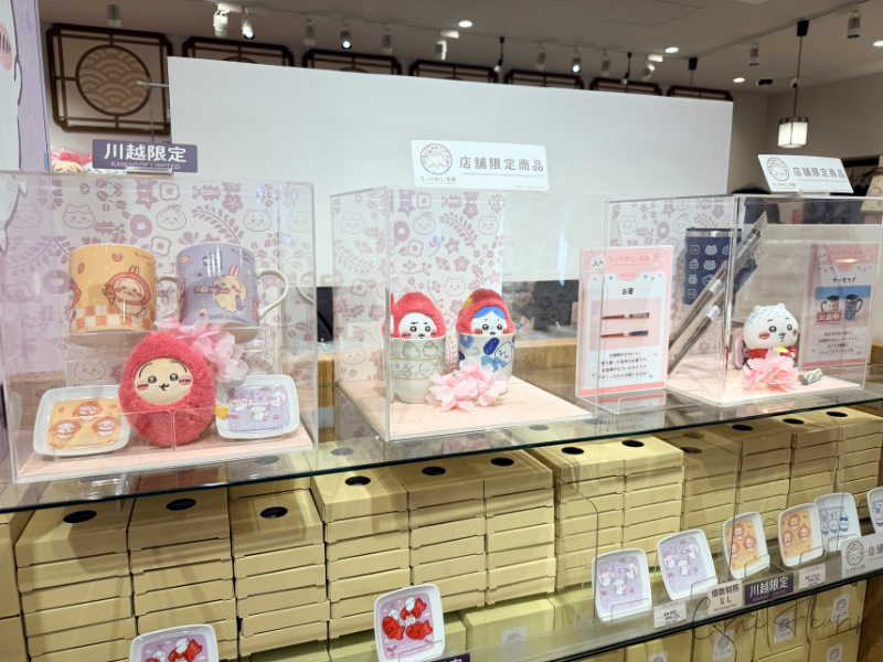 豆皿やマグカップなど食器とマスコットがディスプレイされている店内の様子。