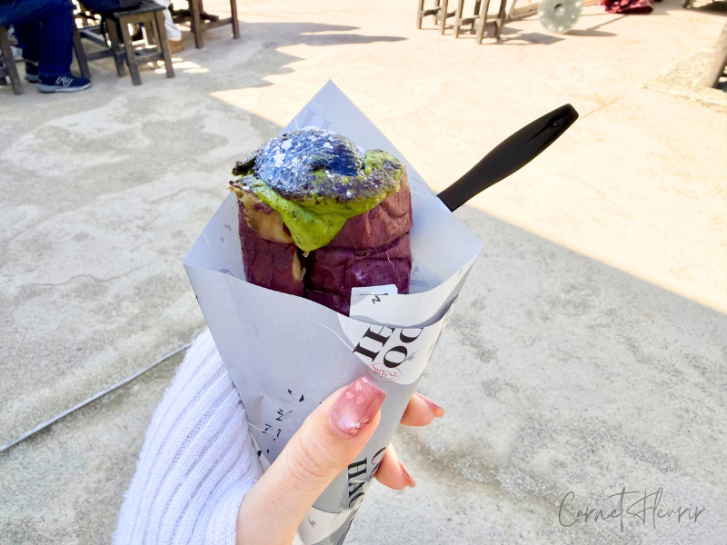 購入した抹茶の焼芋ブリュレ。抹茶のクリームがとろけている様子がわかる。