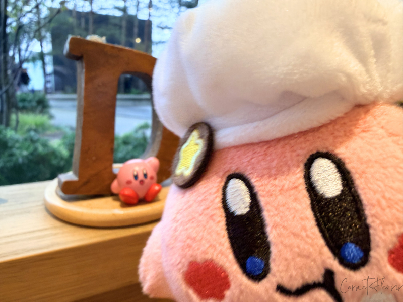 予約席のディスプレイにいたカービィと、持参したマスコット