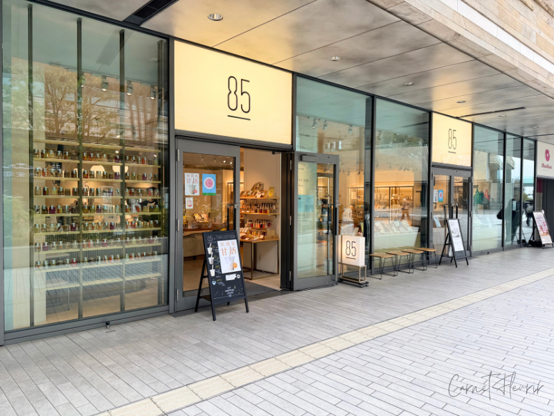 ガラス張りの「85」の外観写真。RISEテラスモールに並んでいる。