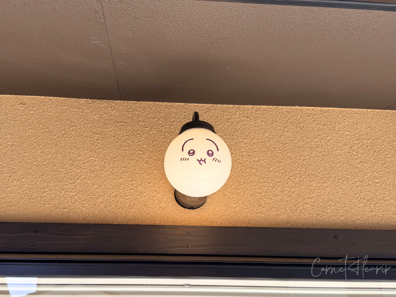 入口上にある街灯。うさぎの顔が描かれている。