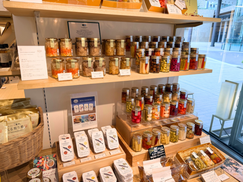 85の店内ディスプレイ。オリジナルのピクルスが並んでいる。