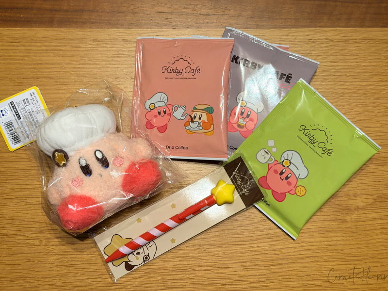 購入したグッズの画像。カービィのマスコット、ボールペン、ドリップコーヒーが並ぶ