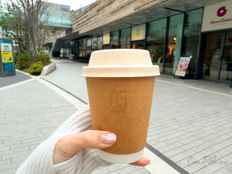 テイクアウトのカップ。85のお店の前で。