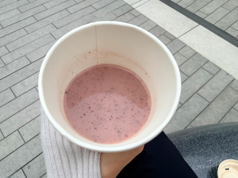 実際に購入したホットの赤い甘酒。蓋を外した様子。