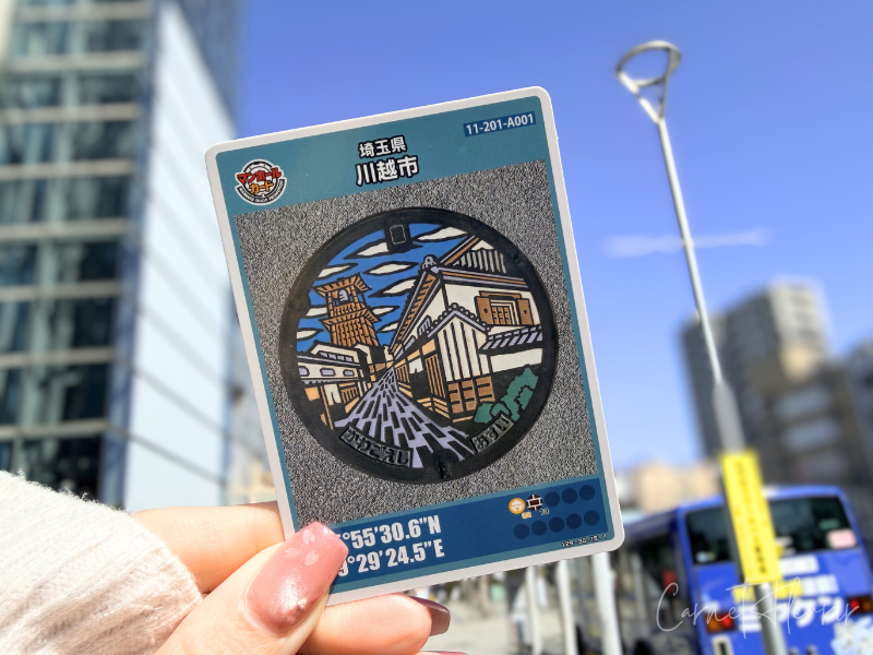 本川越駅で配布しているマンホールカード。時の鐘と蔵造りの街並みが描かれている。