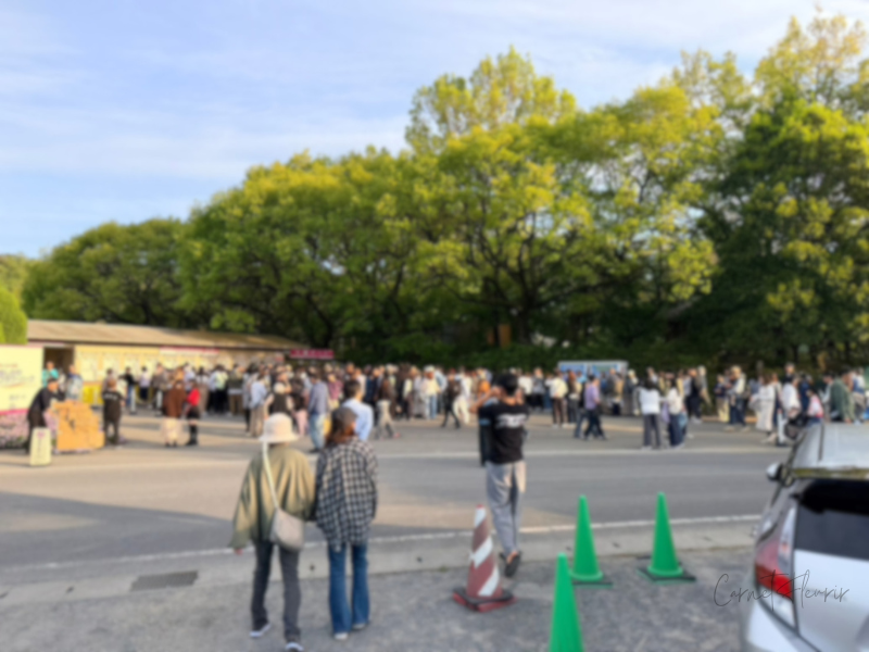 西ゲート付近に人が集まっている様子。