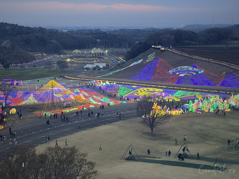 UFOやピラミッド、スフィンクスなどをモチーフとしたイルミネーションを上空から撮影した様子。