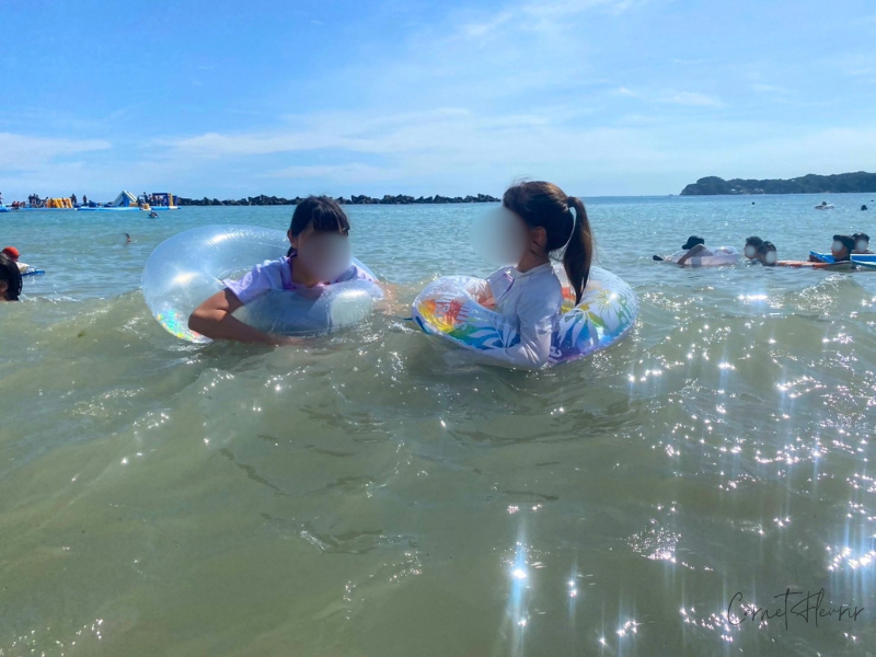 勝浦の海で遊ぶ子ども達。浮き輪を使っている。
